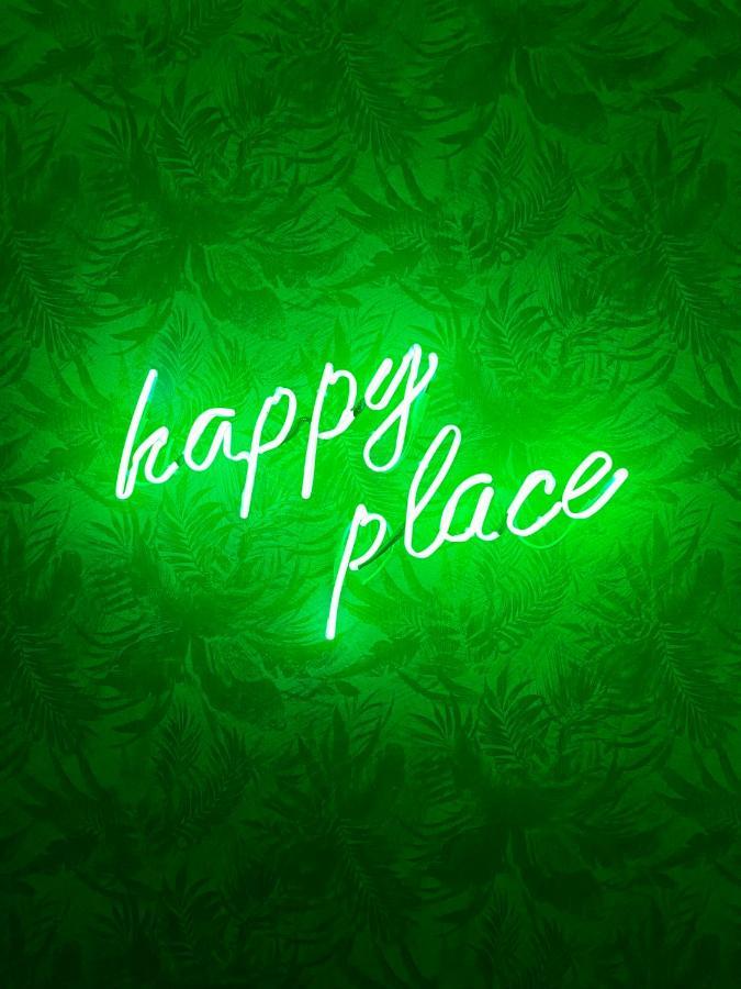 Happy Place! Big, Bright & Central - Ideal For Families And Groups Of Friends Патра Екстериор снимка