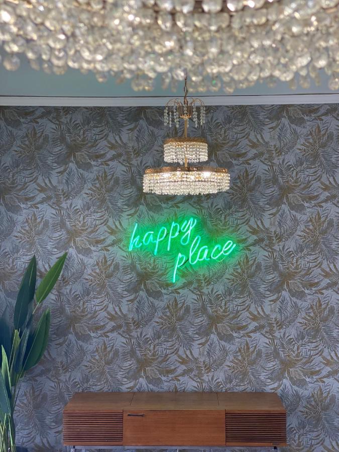 Happy Place! Big, Bright & Central - Ideal For Families And Groups Of Friends Патра Екстериор снимка