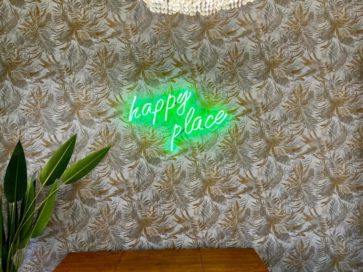 Happy Place! Big, Bright & Central - Ideal For Families And Groups Of Friends Патра Екстериор снимка
